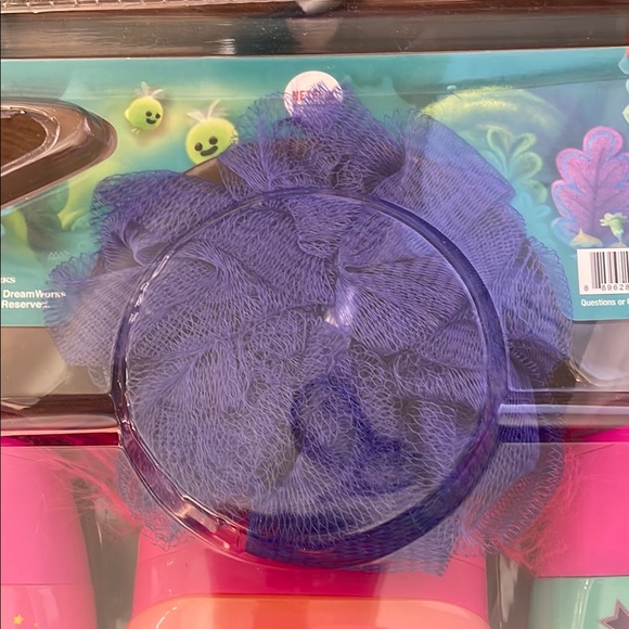 Dreamworks Pink and Blue Bath & Body Set with Trolls Characters - Picture 9 of 13